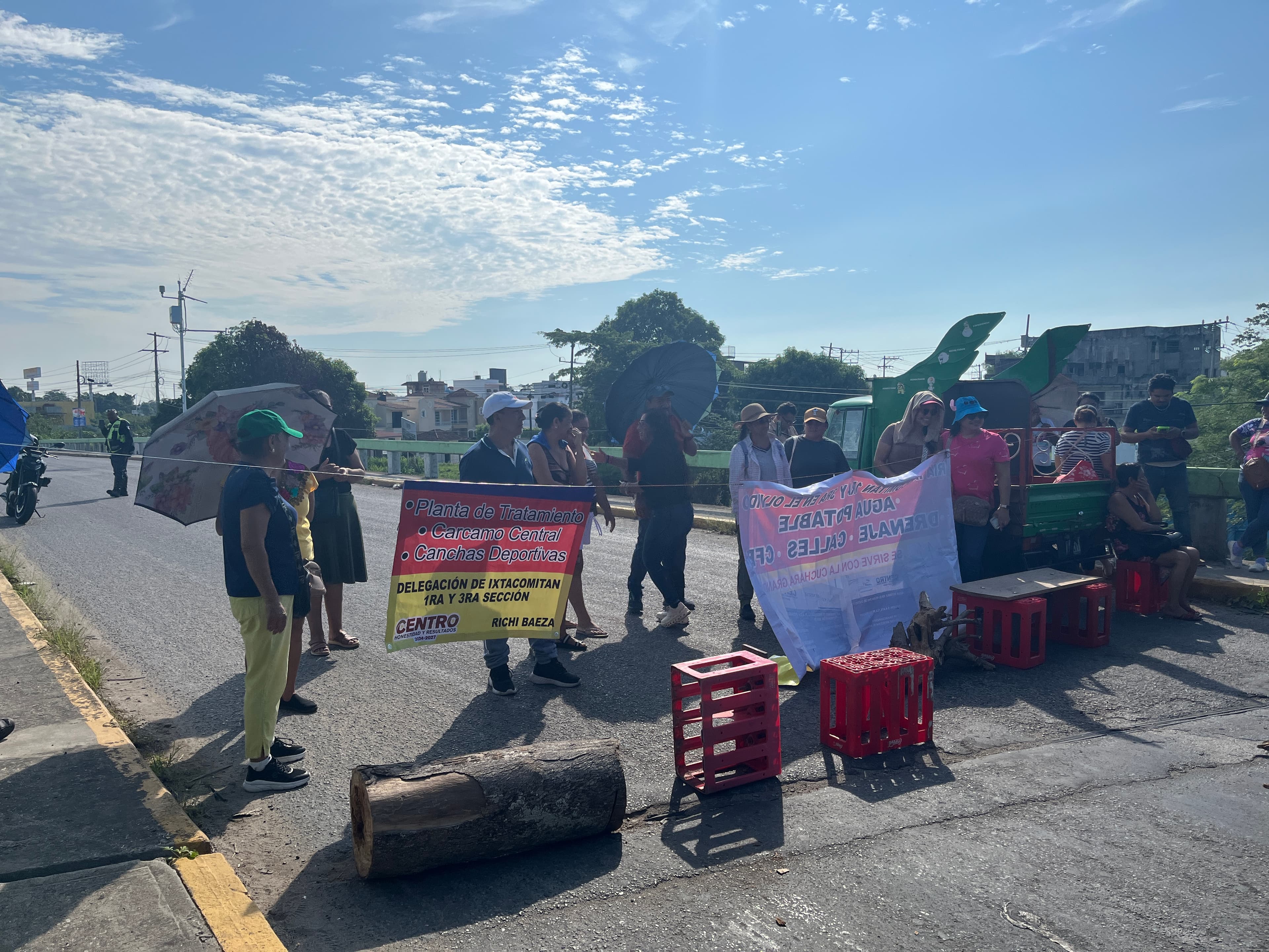 Bloquean vía a Ixtacomitán; se quejan de falta de servicios 