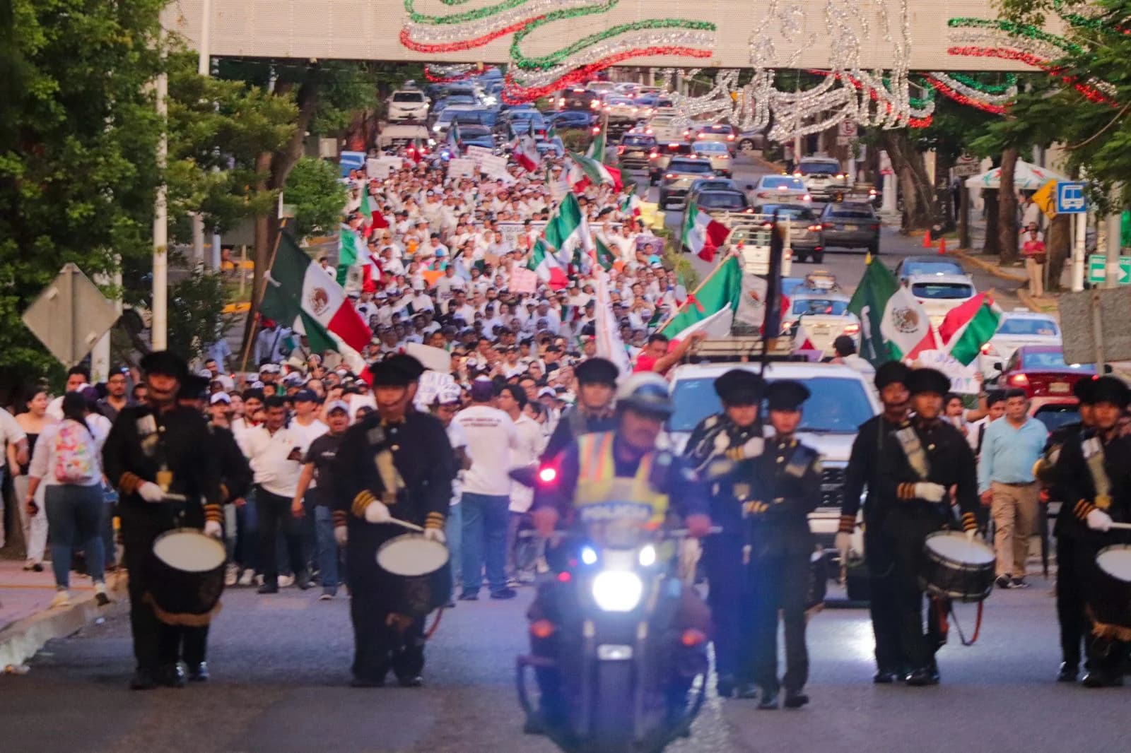 Cientos de universitarios rechazan reforma 