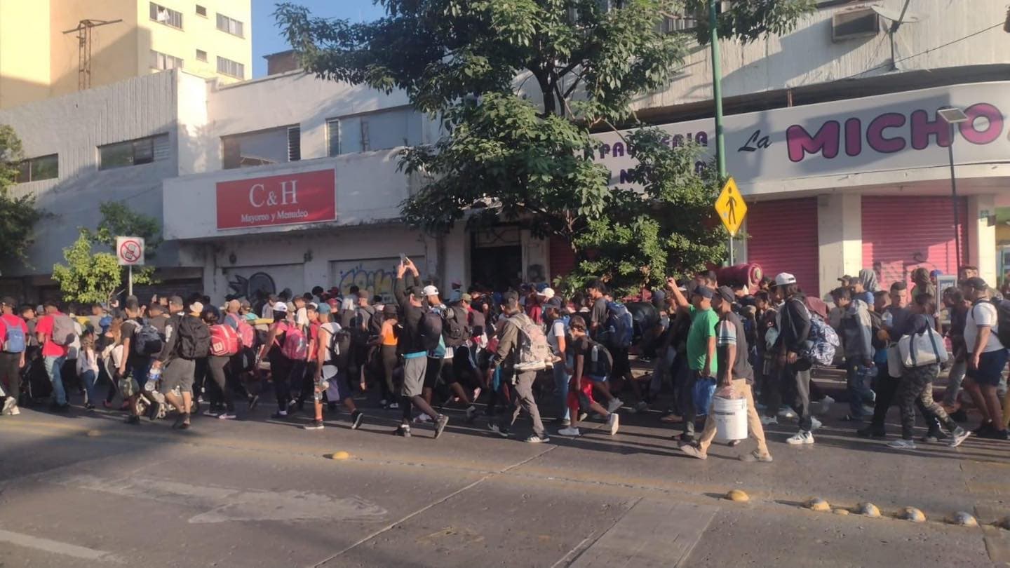 Mujeres y niños migrantes marchan hacia Arriaga 
