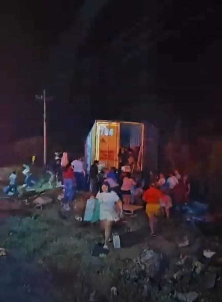 Rapiñan tráiler tras chocar contra Tortón estacionado 