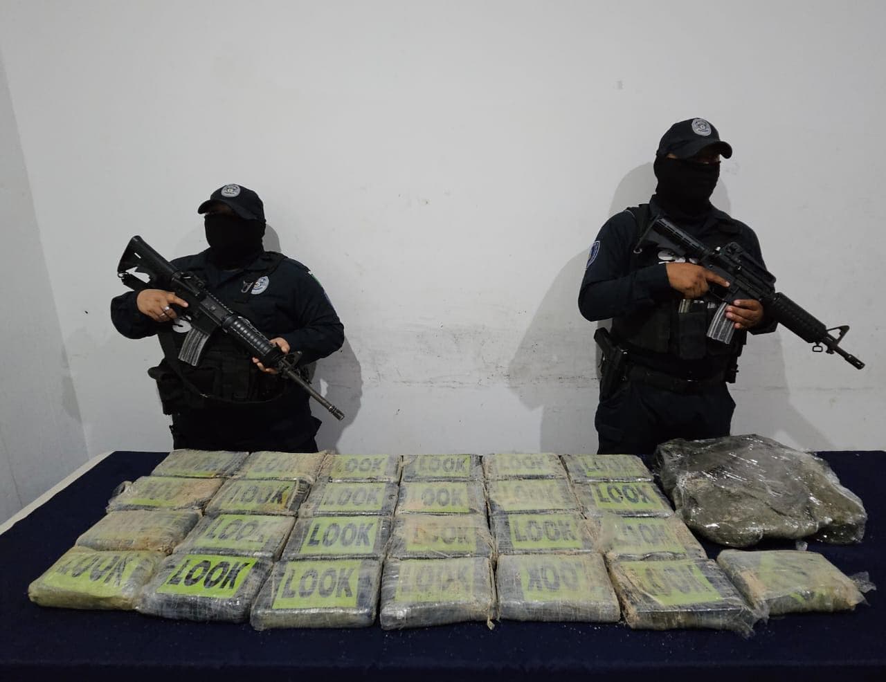 Aseguran armas y drogas en Cancún