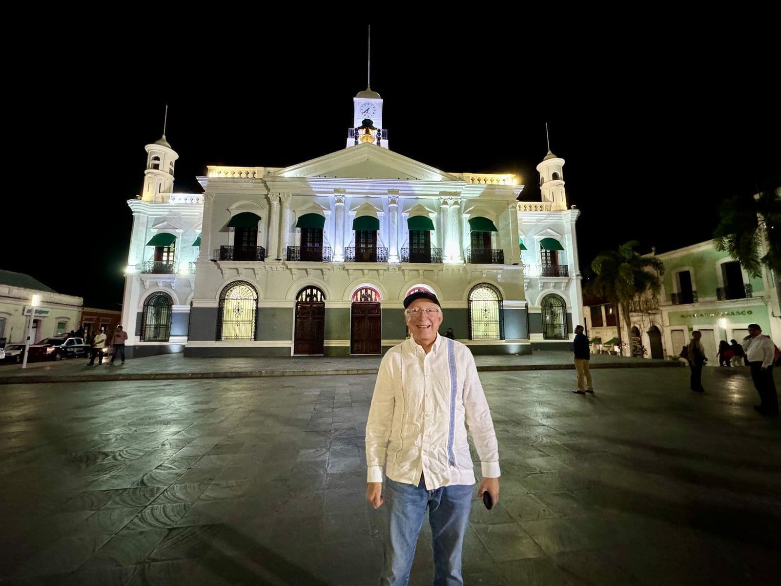 Disfruta Ken Salazar de ambiente navideño en Villahermosa