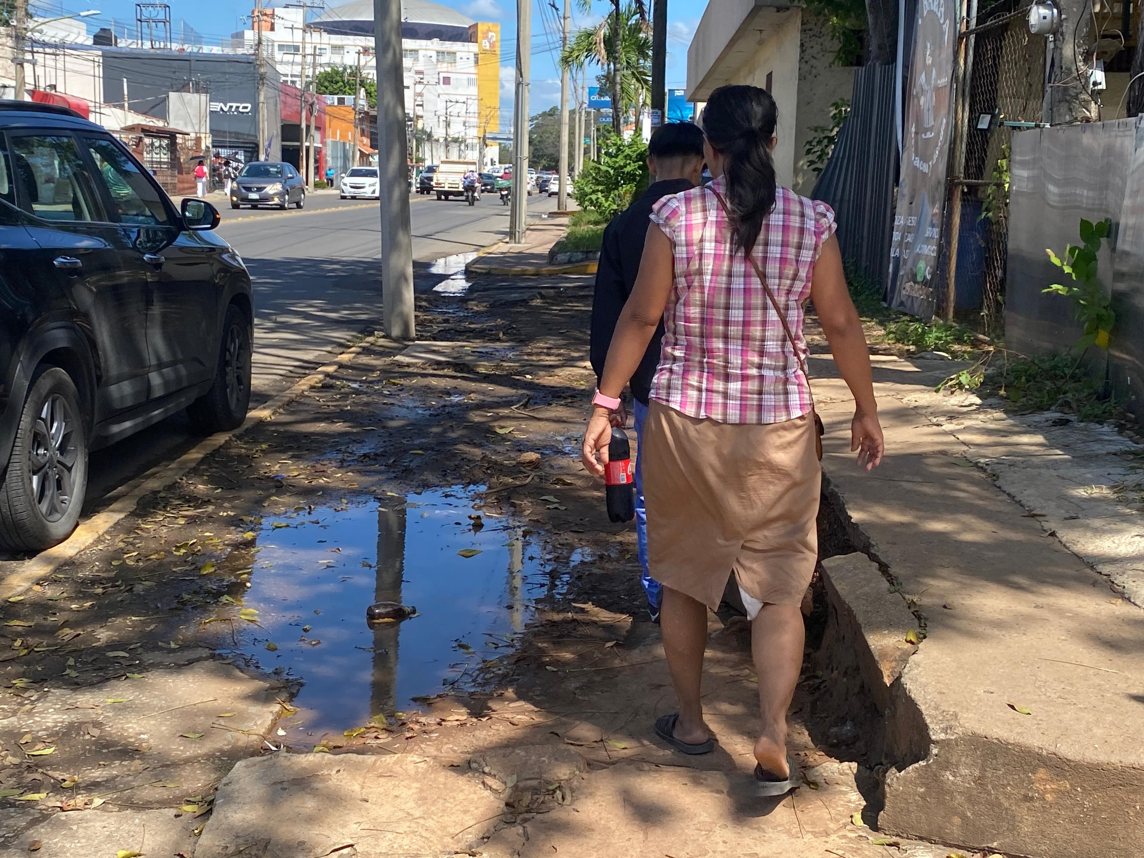 Dejan en el olvido banqueta rota desde hace 13 años