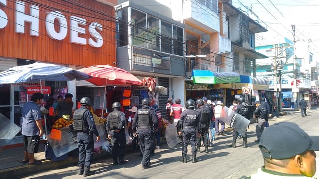 Regresa ambulantaje a exterior del mercado Pino Suárez, policía los remueve 