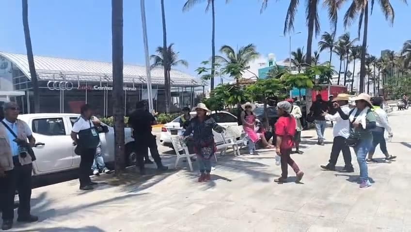 Clausuran palapa en Villa del Mar; palaperos se manifiestan 