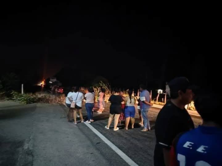 Por falta de luz bloquean carretera federal de Campeche 