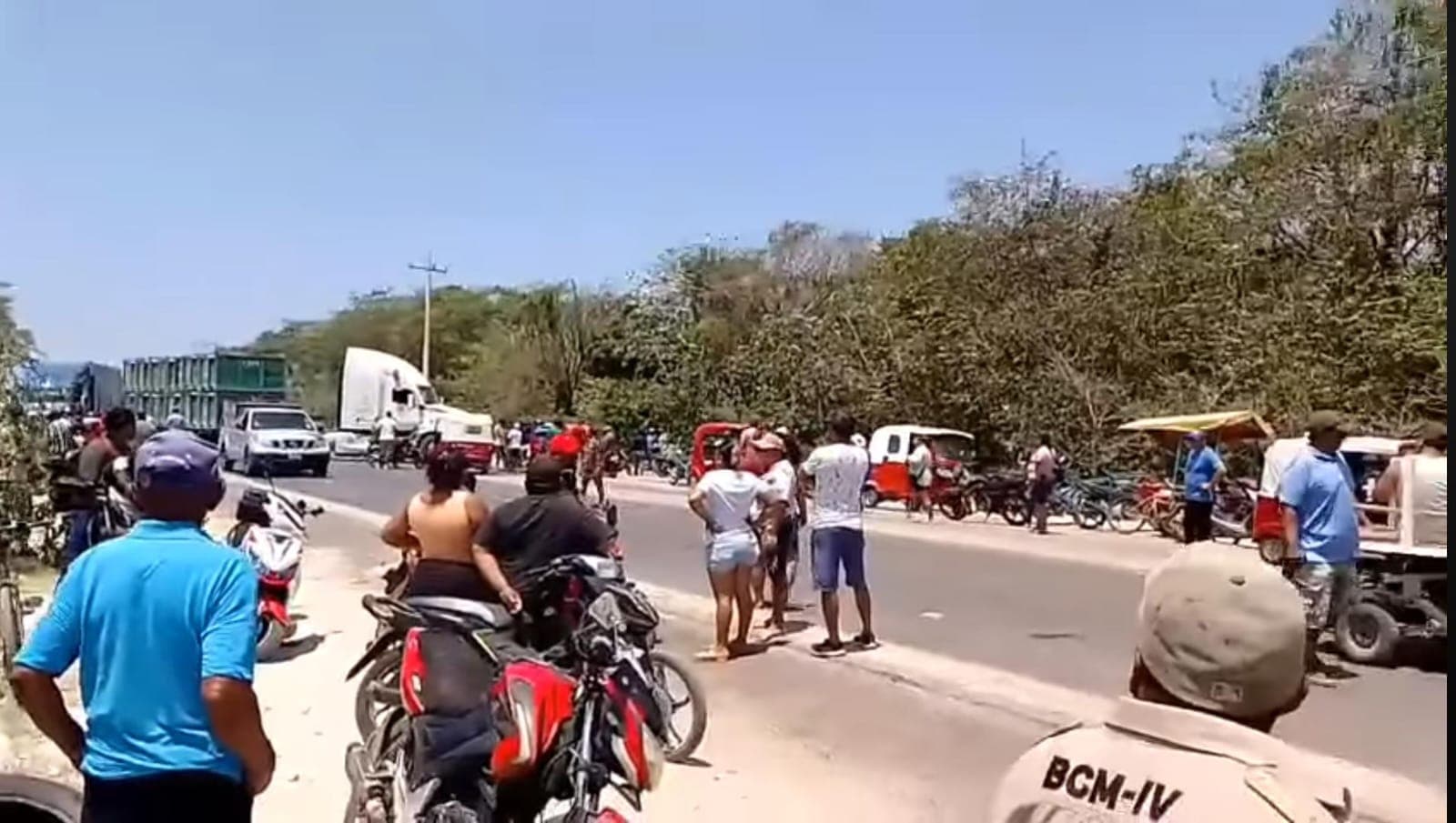 Bloquean carretera por apagones en Atasta Pueblo 