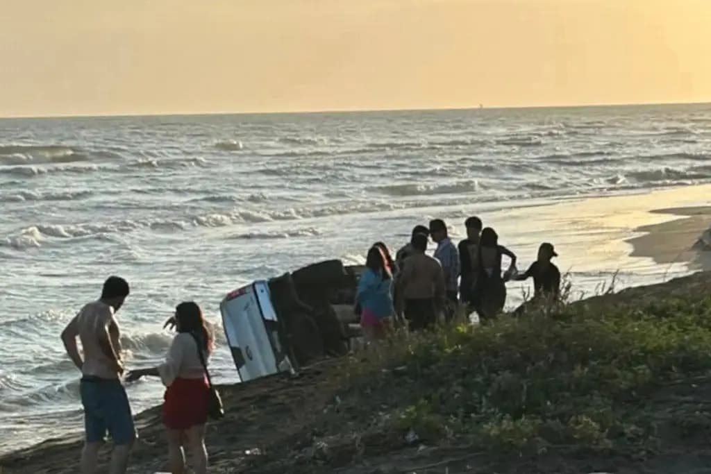 Excesos e imprudencia de jóvenes vuelcan camioneta en Playa Dorada, Paraíso