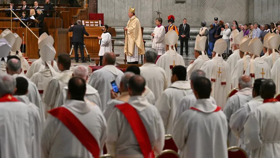 Llegan a Roma cardenales que elegirán al nuevo Papa