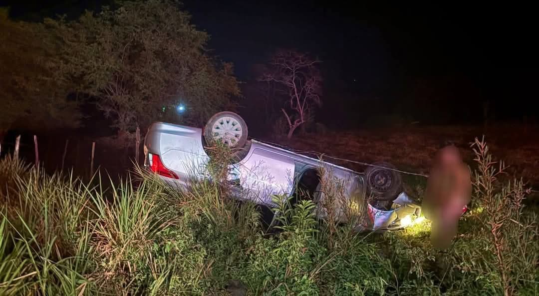 Volcadura carretera deja dos heridos