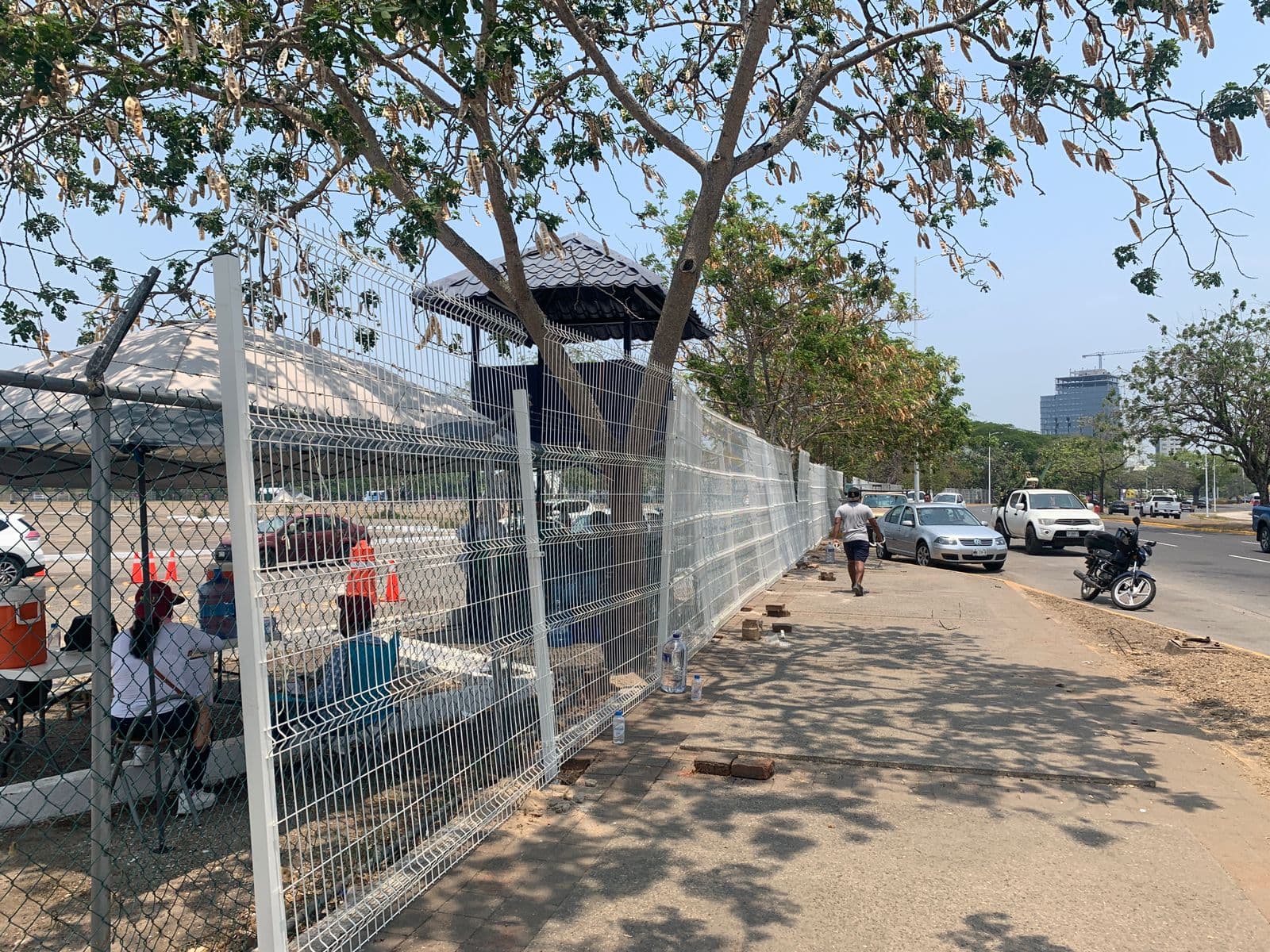 Recolocan reja que rompió turba en show de La Arrolladora