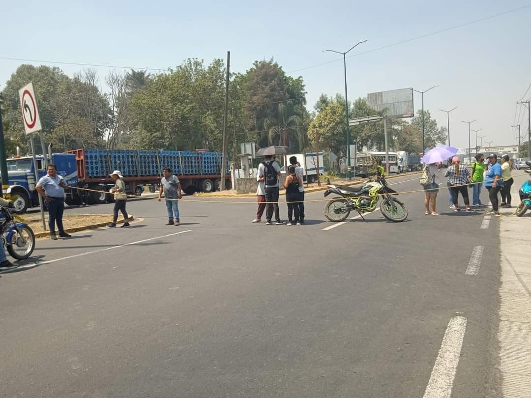 Bloquean carretera para exigir atención a Incendio en Barranca Grande