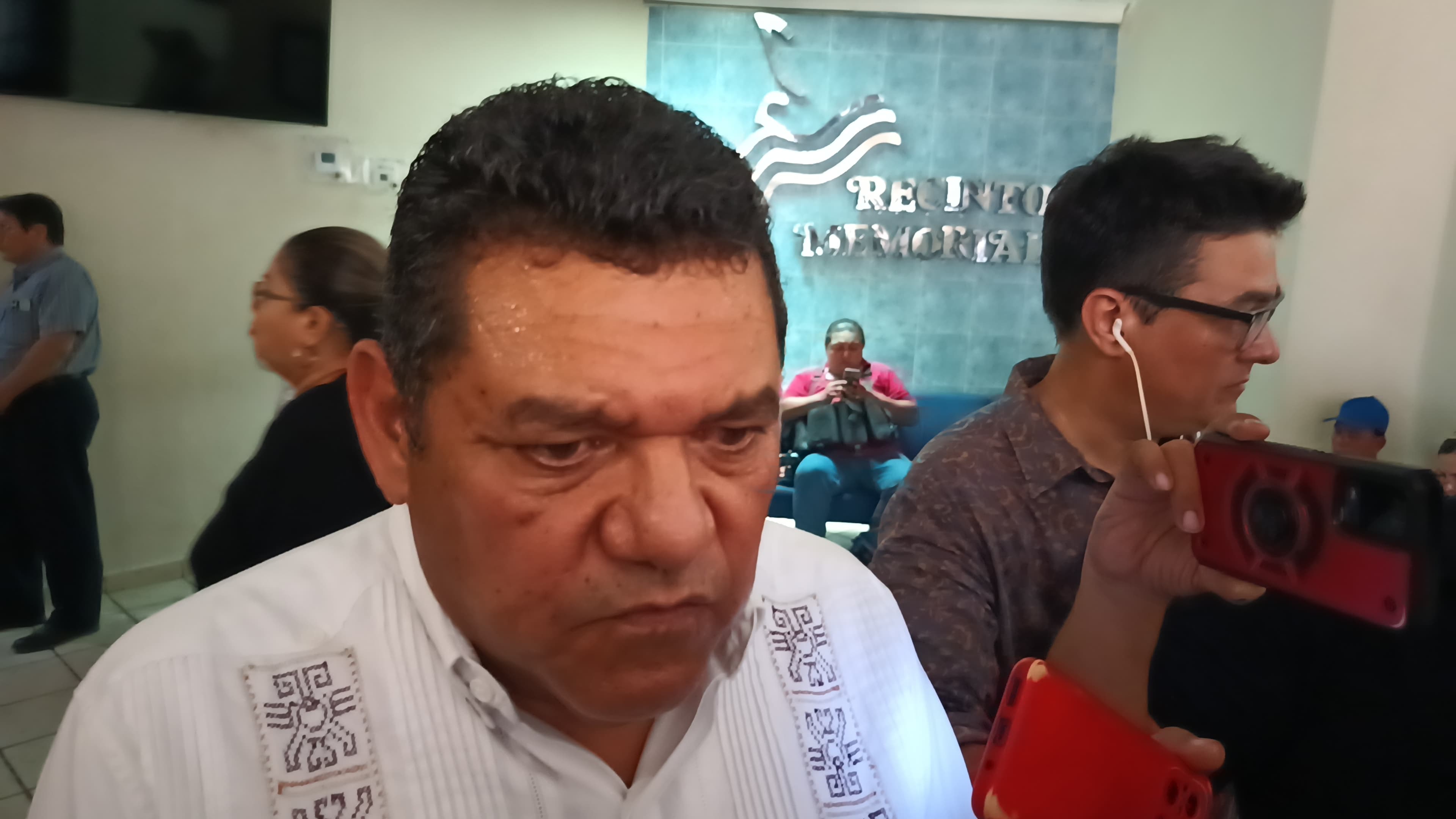 Anuncia May equipo de transición 