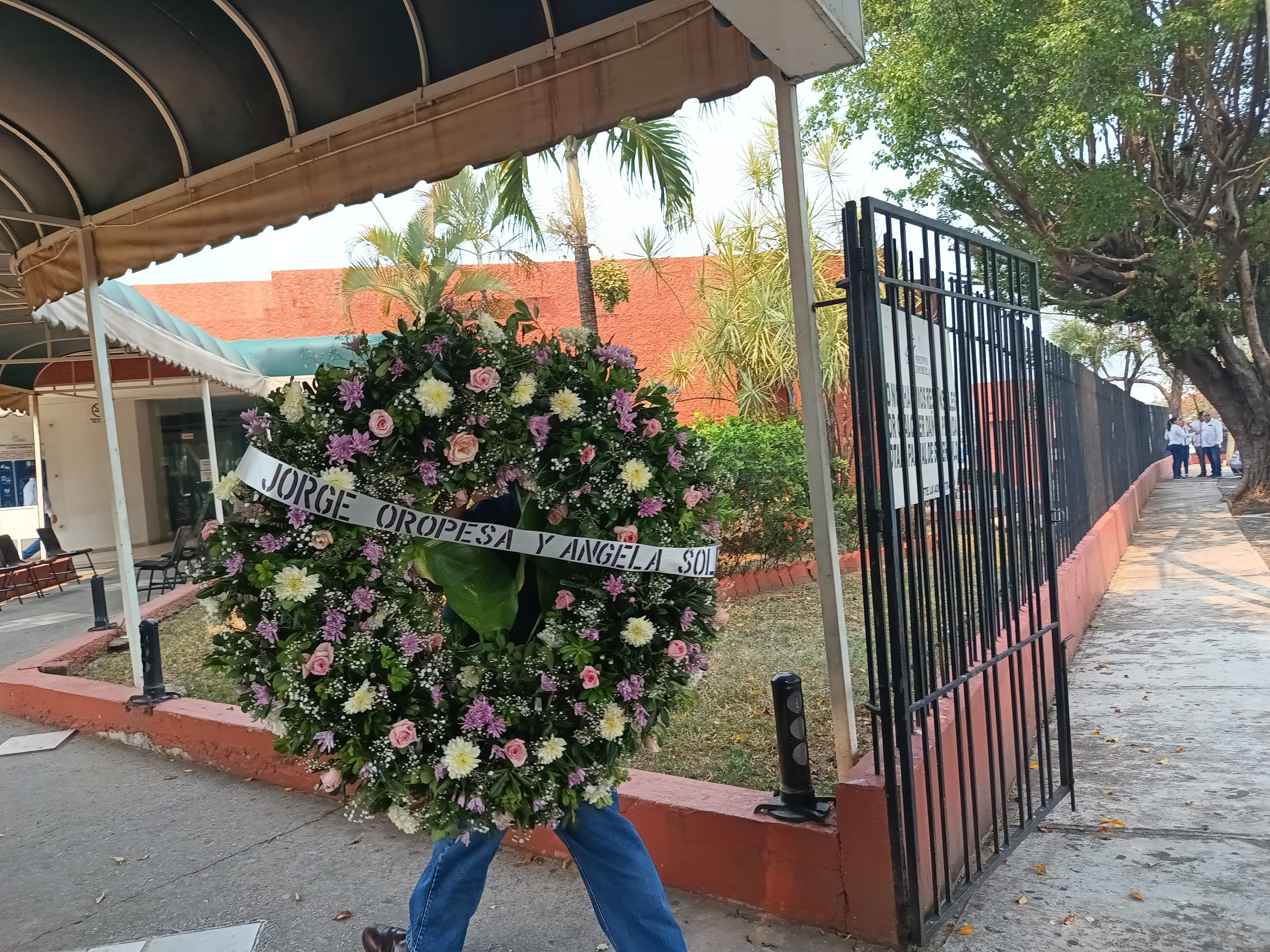 Despiden centenares a Rosalinda López Hernández 