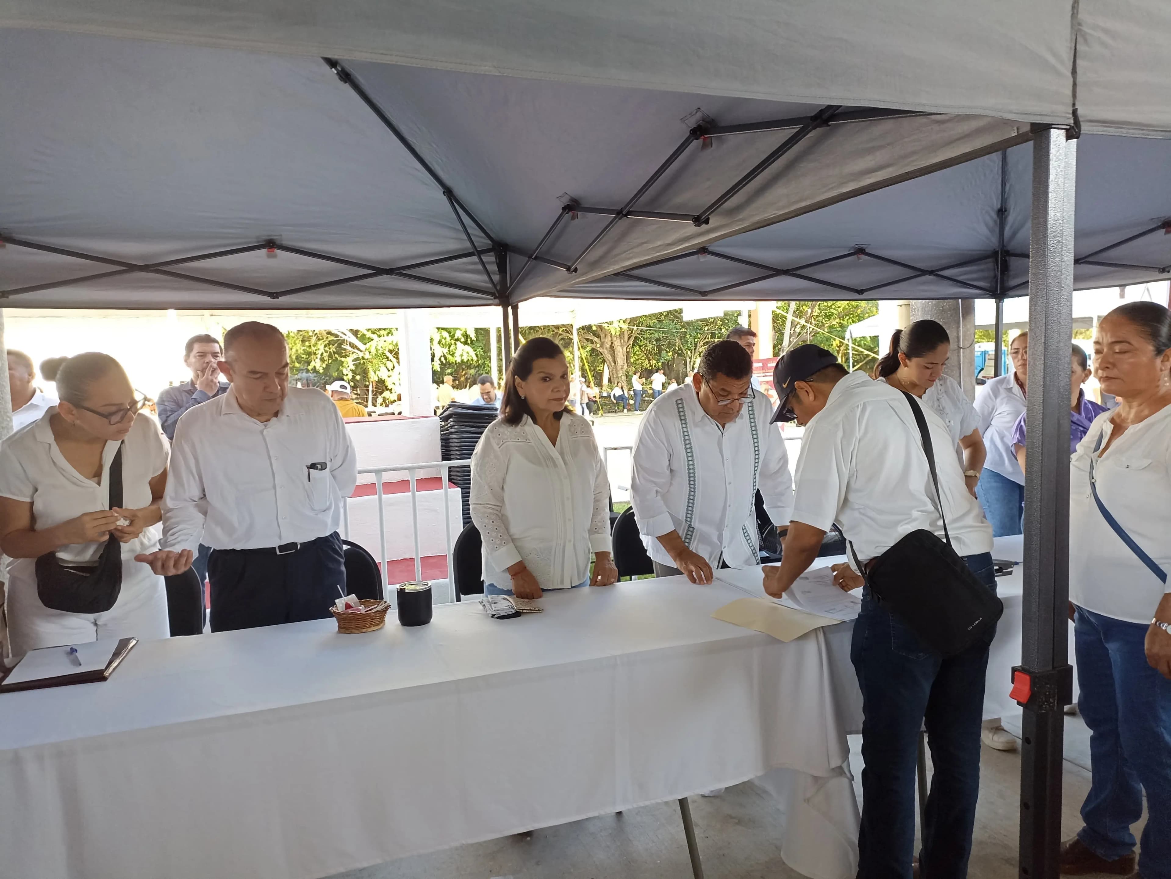 Escucha May quejas sobre luz y agua en Dos Montes