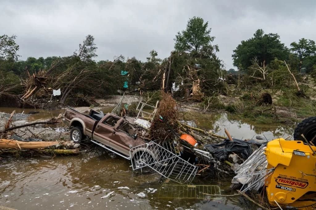Suman 27 muertos por inundaciones en Texas; 9 son menores 