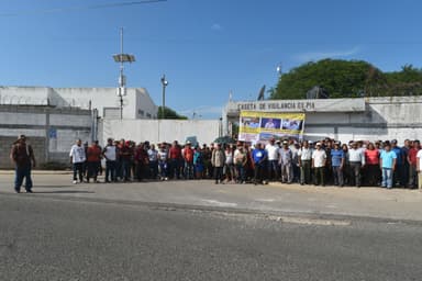 ImagenSe manifiestan ejidatarios por deuda de Pemex 