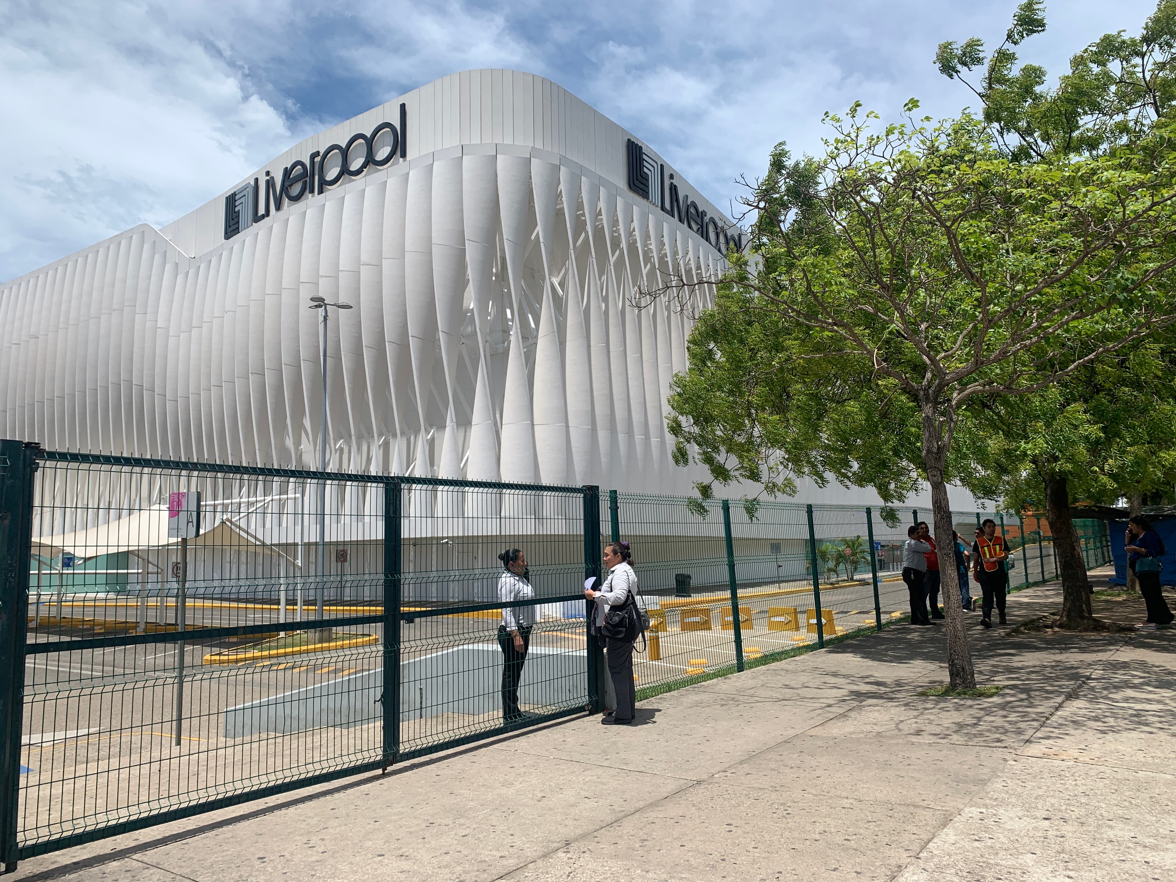 Incertidumbre laboral por cierre de Altabrisa 