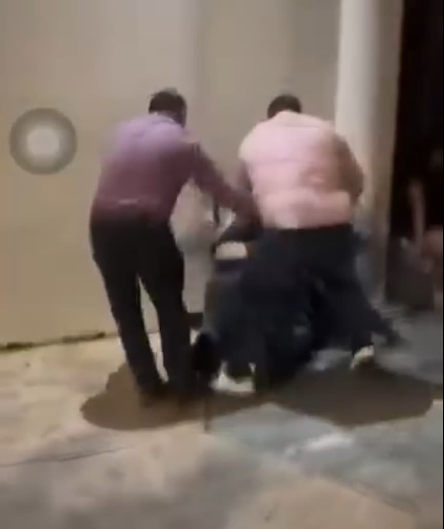 Subsecretario de Gobierno de QR agrede a hombre afuera de un antro
