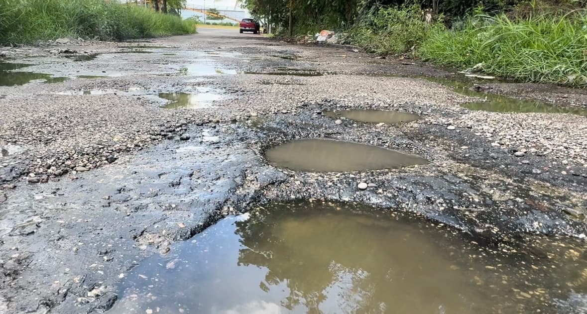 Piden solución definitiva a hoyancos en Fracc. Lagunas