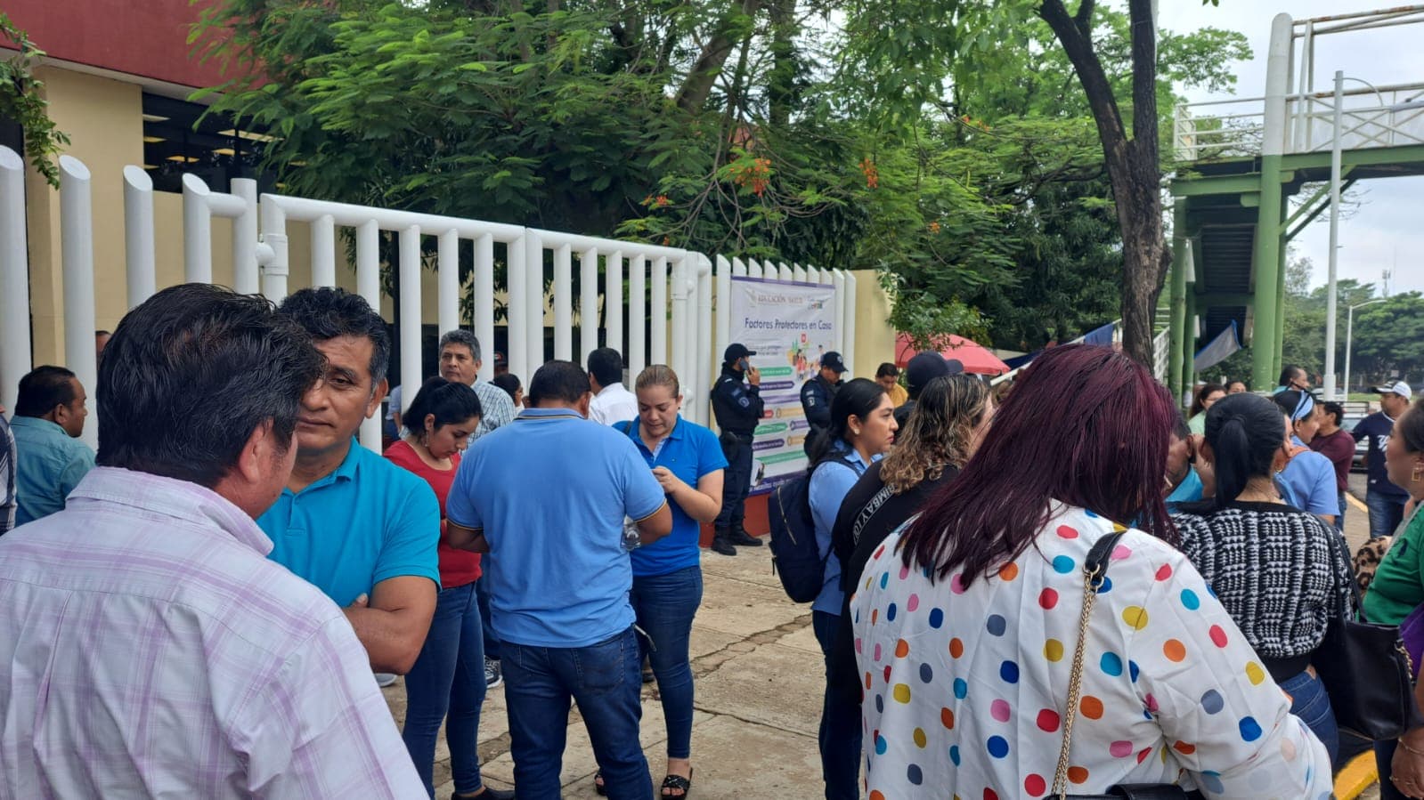 Maestros de Telesecundaria en Tabasco en paro de brazos caídos