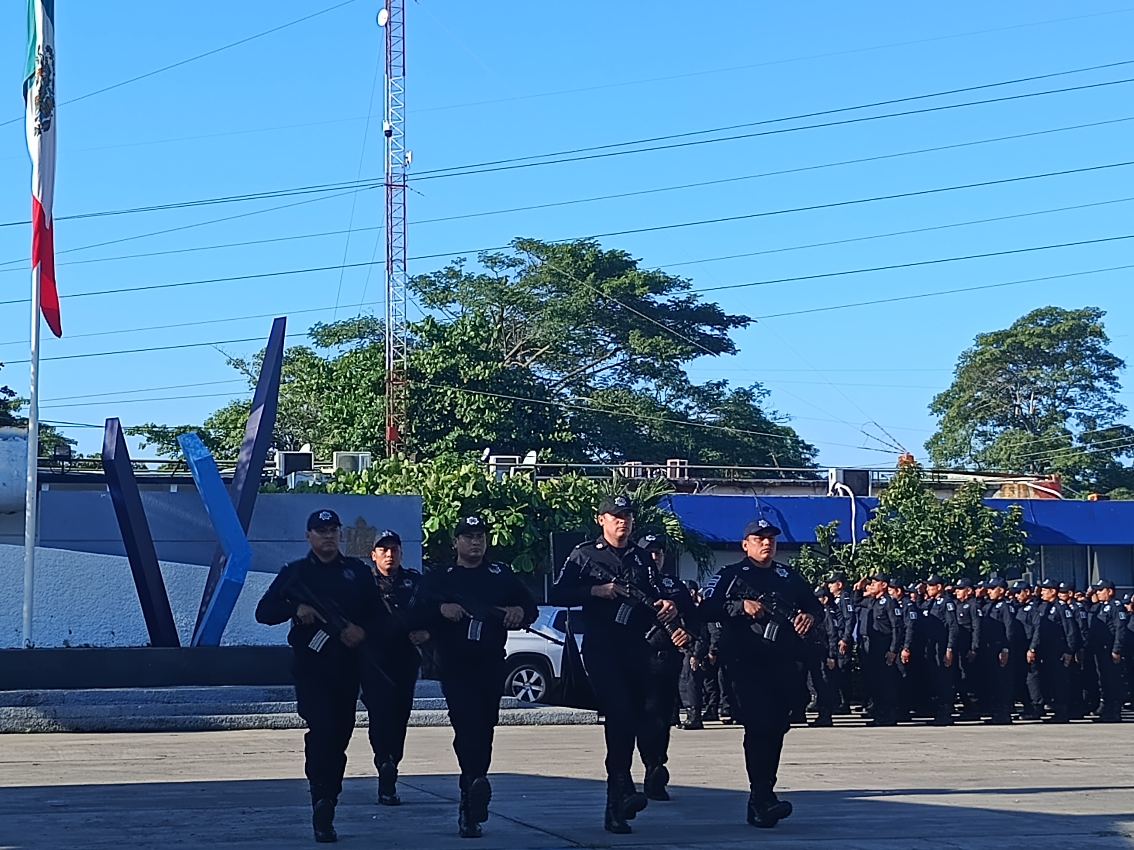 Vamos a cumplir a los policías, promete May