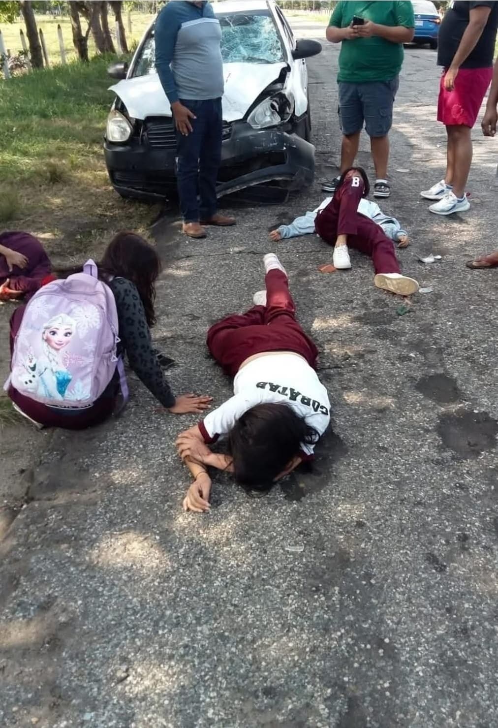 Por irse de pinta, se accidentan 4 muchachas del Cobatab #17