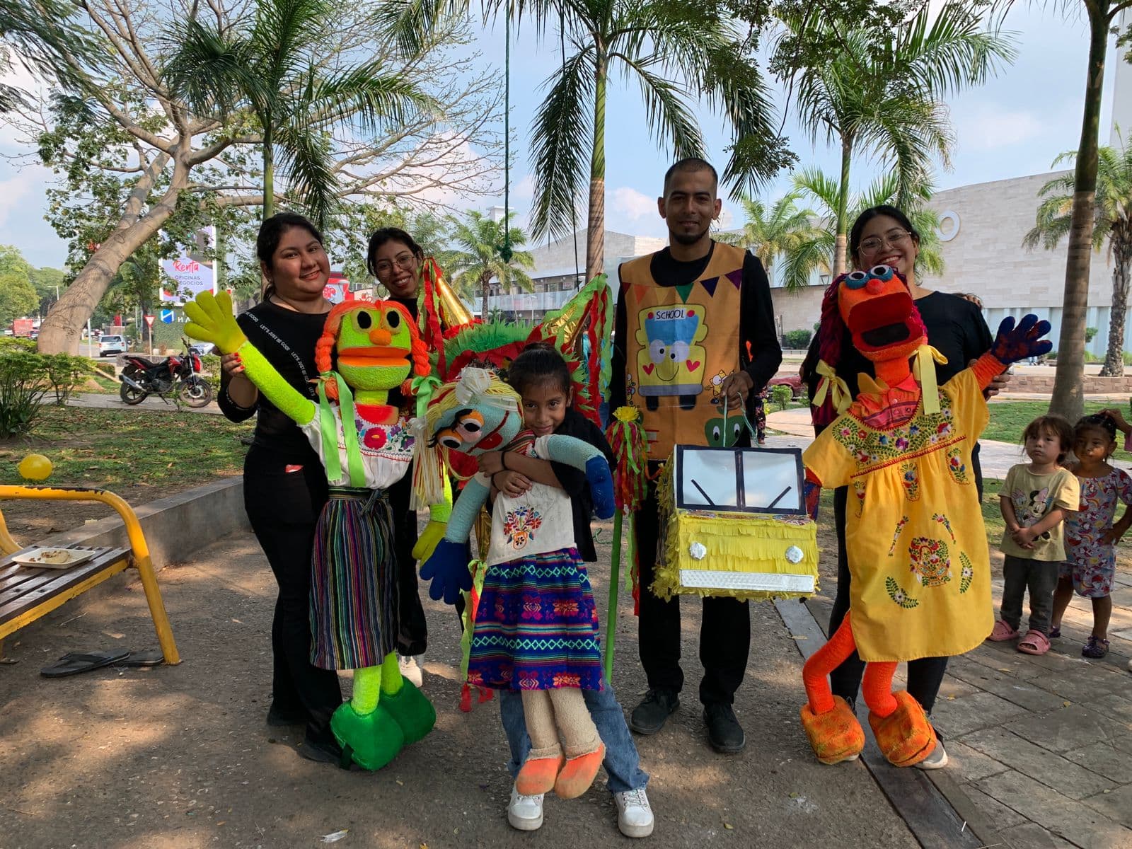 Llevan felicidad a niños en situación de calle 