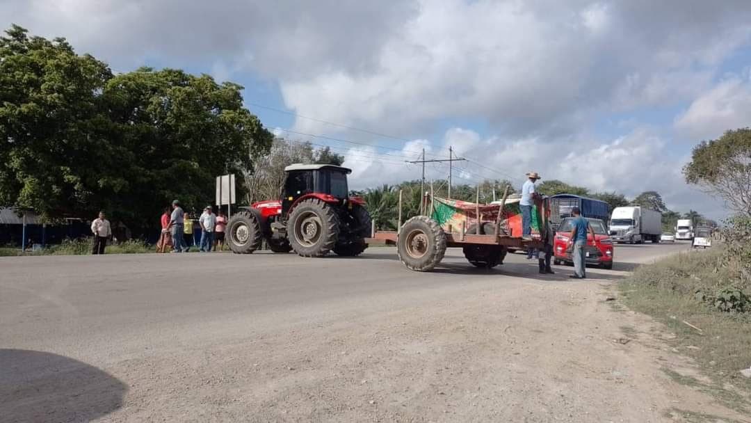 Bloquean y les reparan carretera