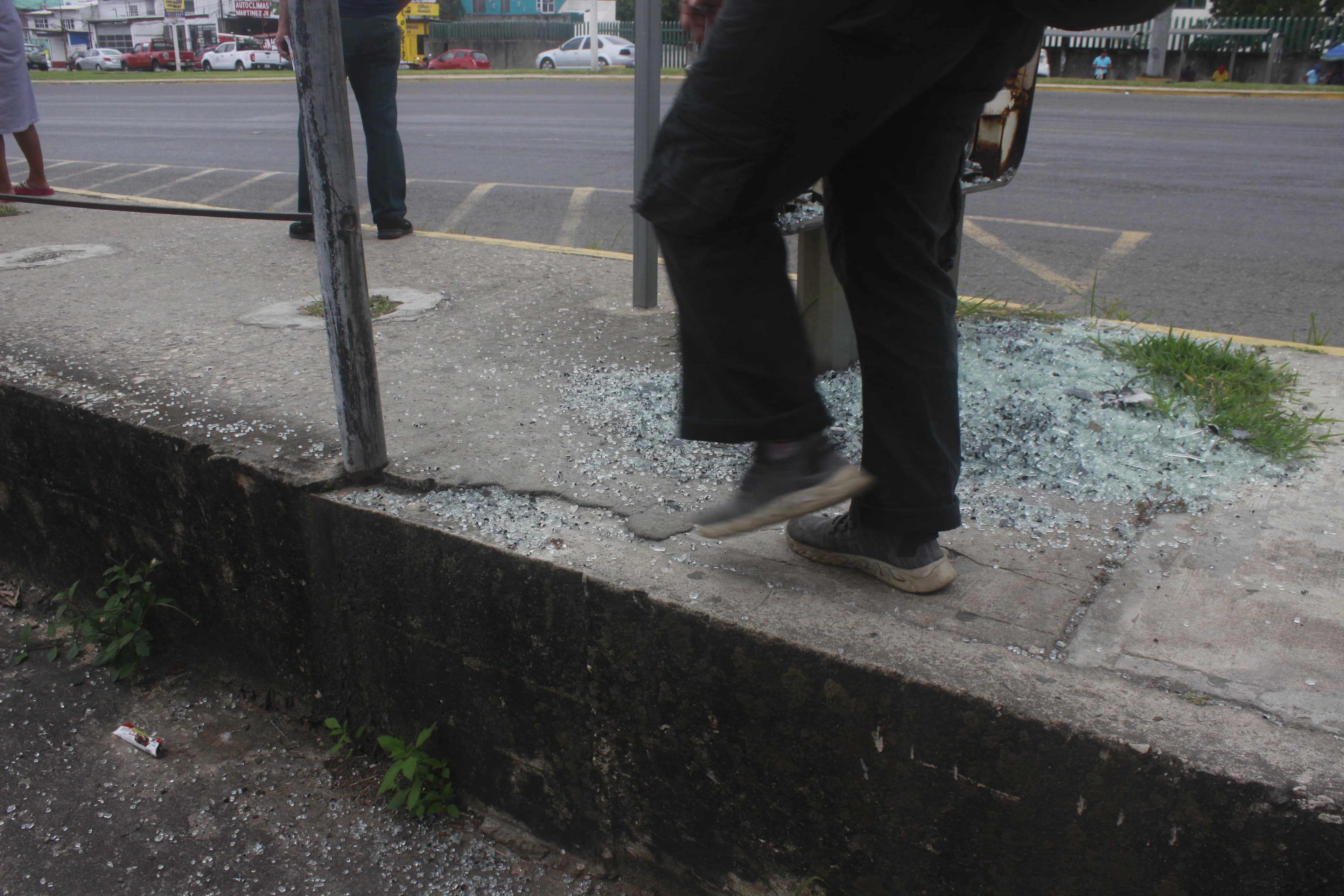 Advierten riesgo de accidentes por parada vandalizada frente al IMSS #46