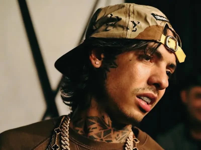 Natanael Cano menciona al líder del CJNG en pleno concierto