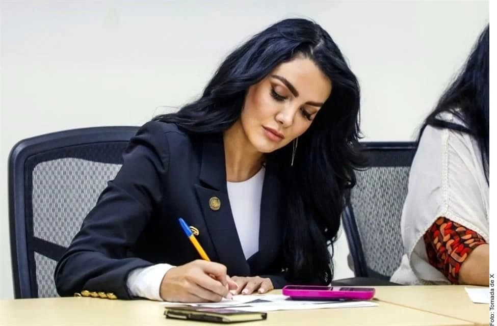 'No necesitaba permiso', responde morenista a Monreal 