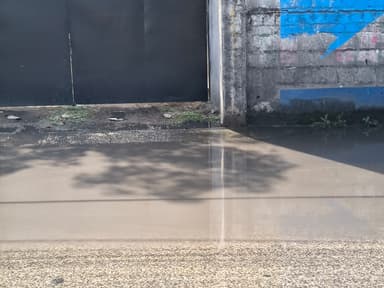 ImagenFuerte fuga de agua en Los Sauces afecta casas y negocios 