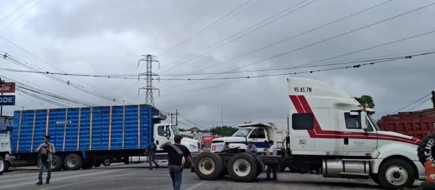 Atienden bloqueo de transportistas en Veracruz 