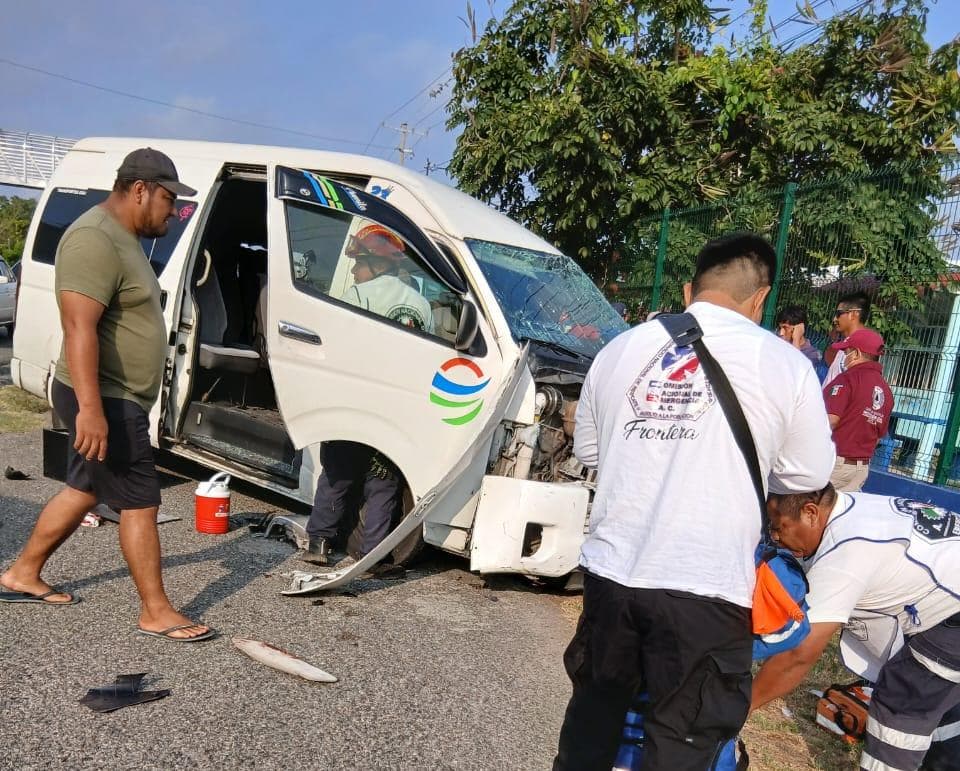 Fuerte accidente deja 4 personas heridas en la vía Villahermosa a Frontera