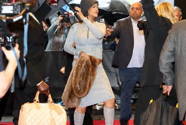 Rihanna muestra embarazo a su llegada a MET Gala 2025