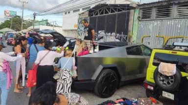 ImagenVenden ropa en tianguis en Cybertruck