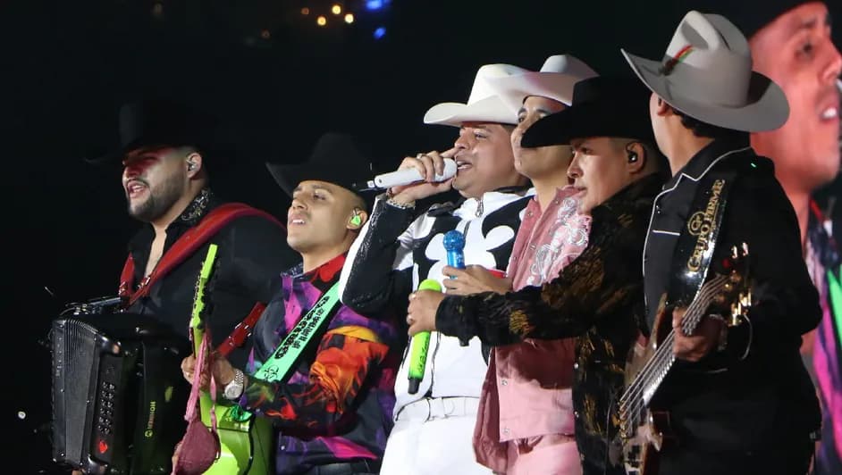 “Explota” Eduin Caz contra fans por pedirle narcocorrido en concierto de Grupo Firme
