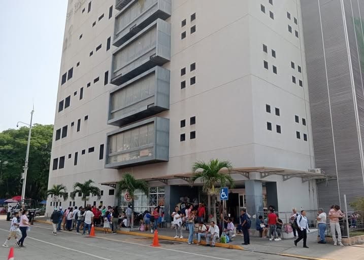 Protestan madres en Torre Pediátrica de Veracruz