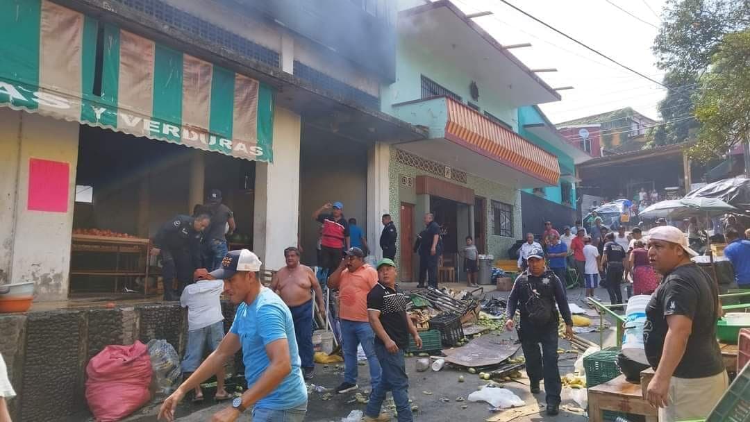 Se incendia mercadito en Santiago Tuxtla