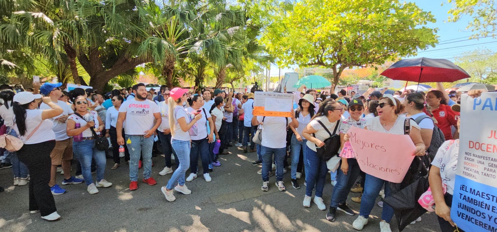 Bloquean maestros de Sección 33 del SNTE aeropuerto de Mérida