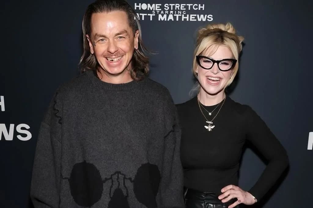 Se compromete Kelly Osbourne con novio en show final de Ozzy 