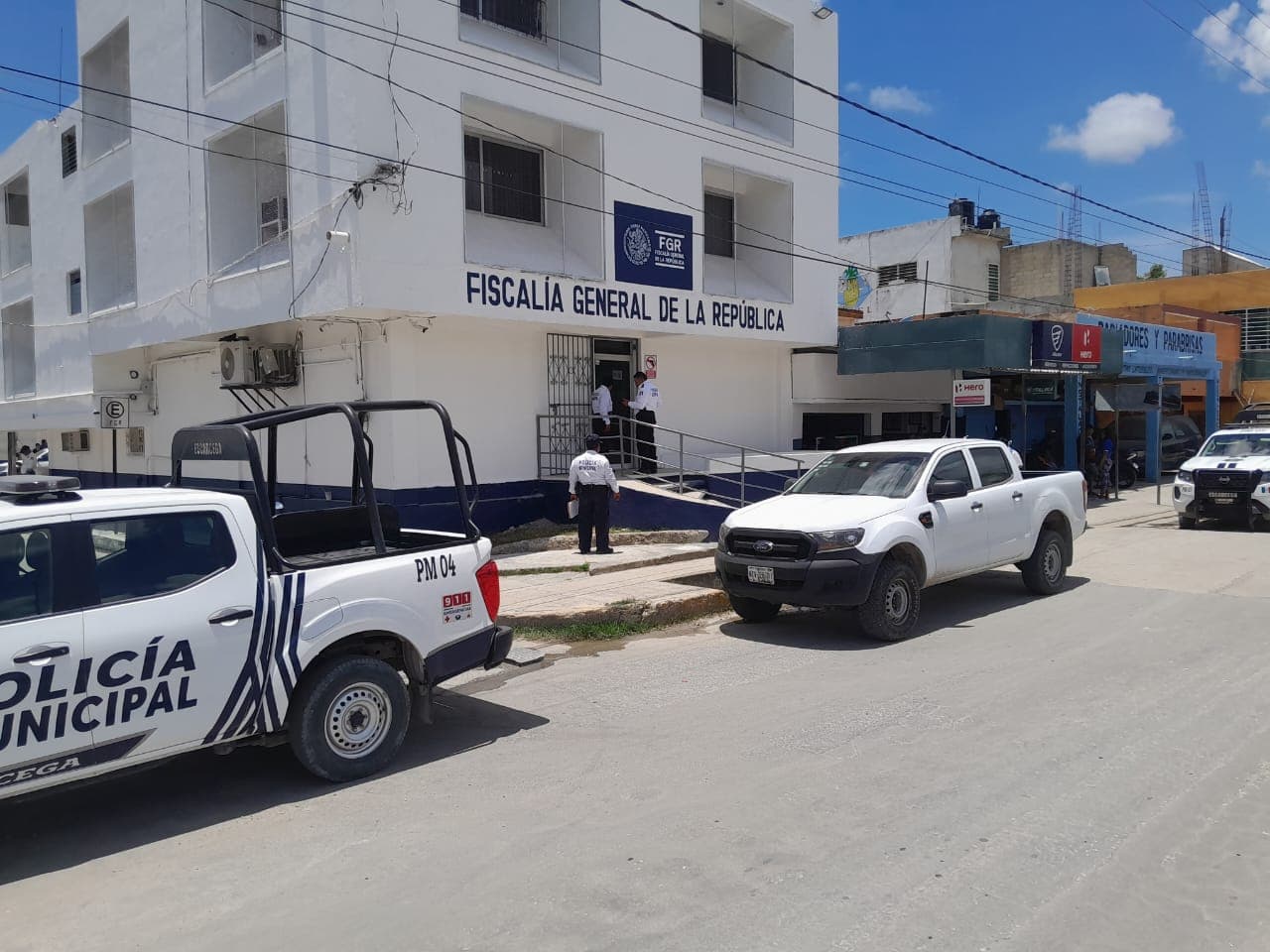 Detienen a conductor con 27 migrantes