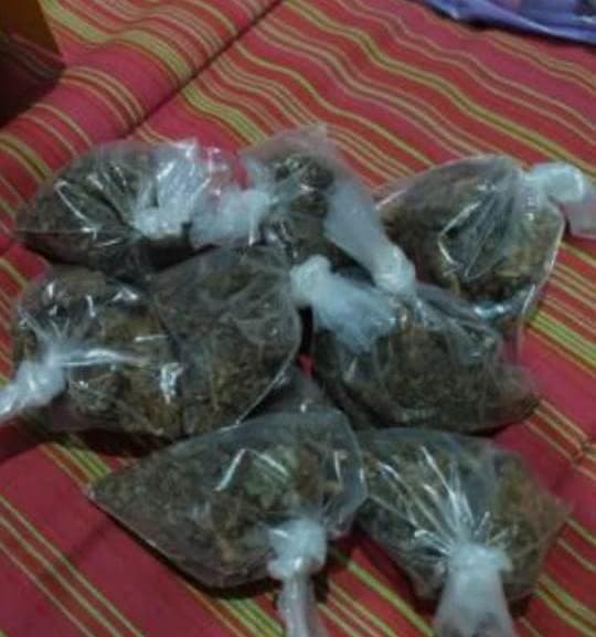 En operativo aseguran personas, presuntas drogas y dinero 