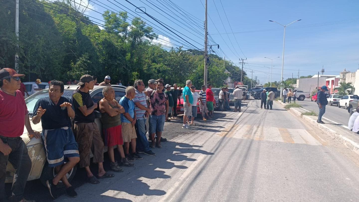 Pescadores camaroneros bloquean carretera Campeche-Lerma