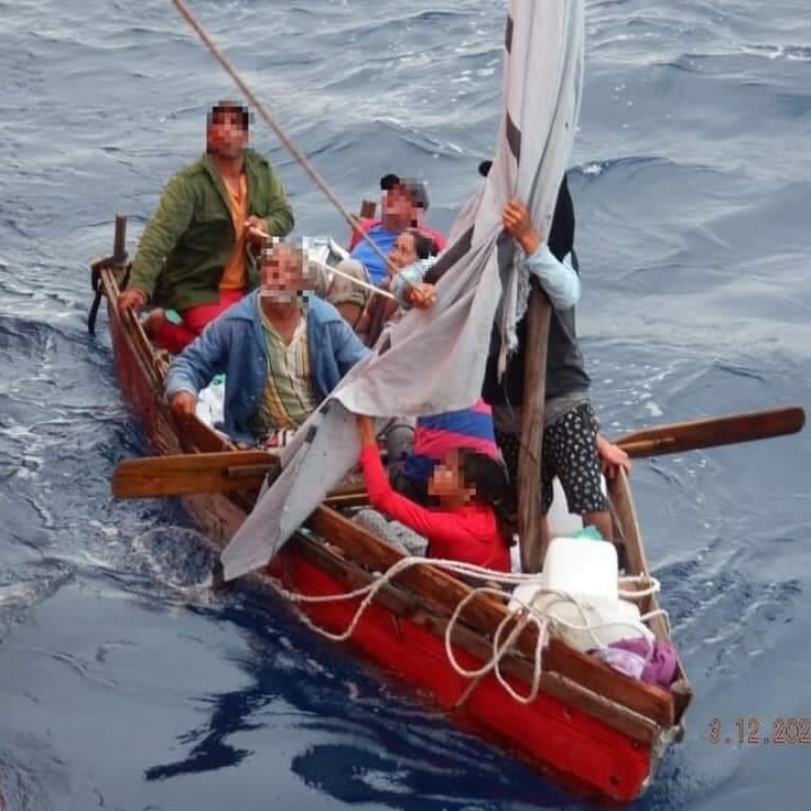 Rescatan a migrantes y una mascota en alta mar en Quintana Roo
