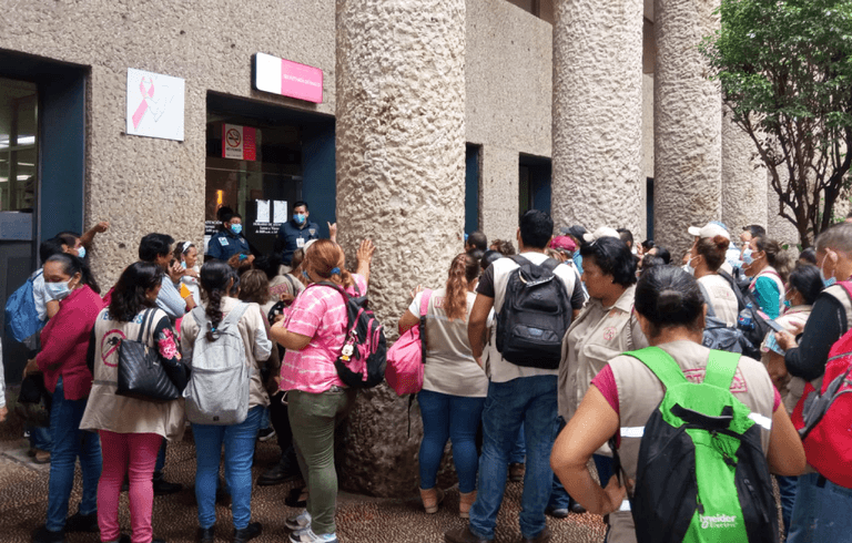 Trabajadores de salud exigen pagos de cuotas en Tabasco