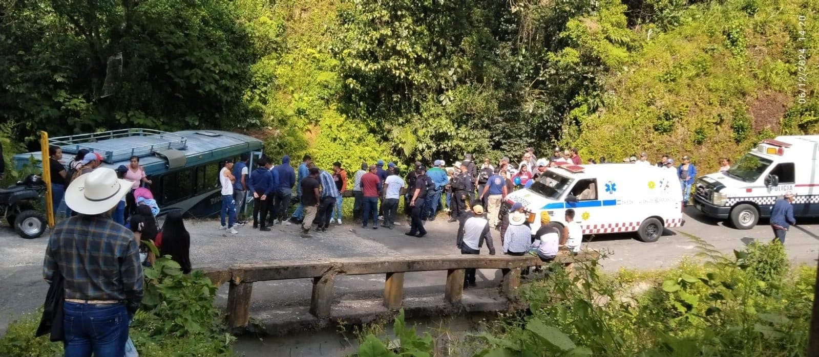 Se sale camión de carretera en Xico