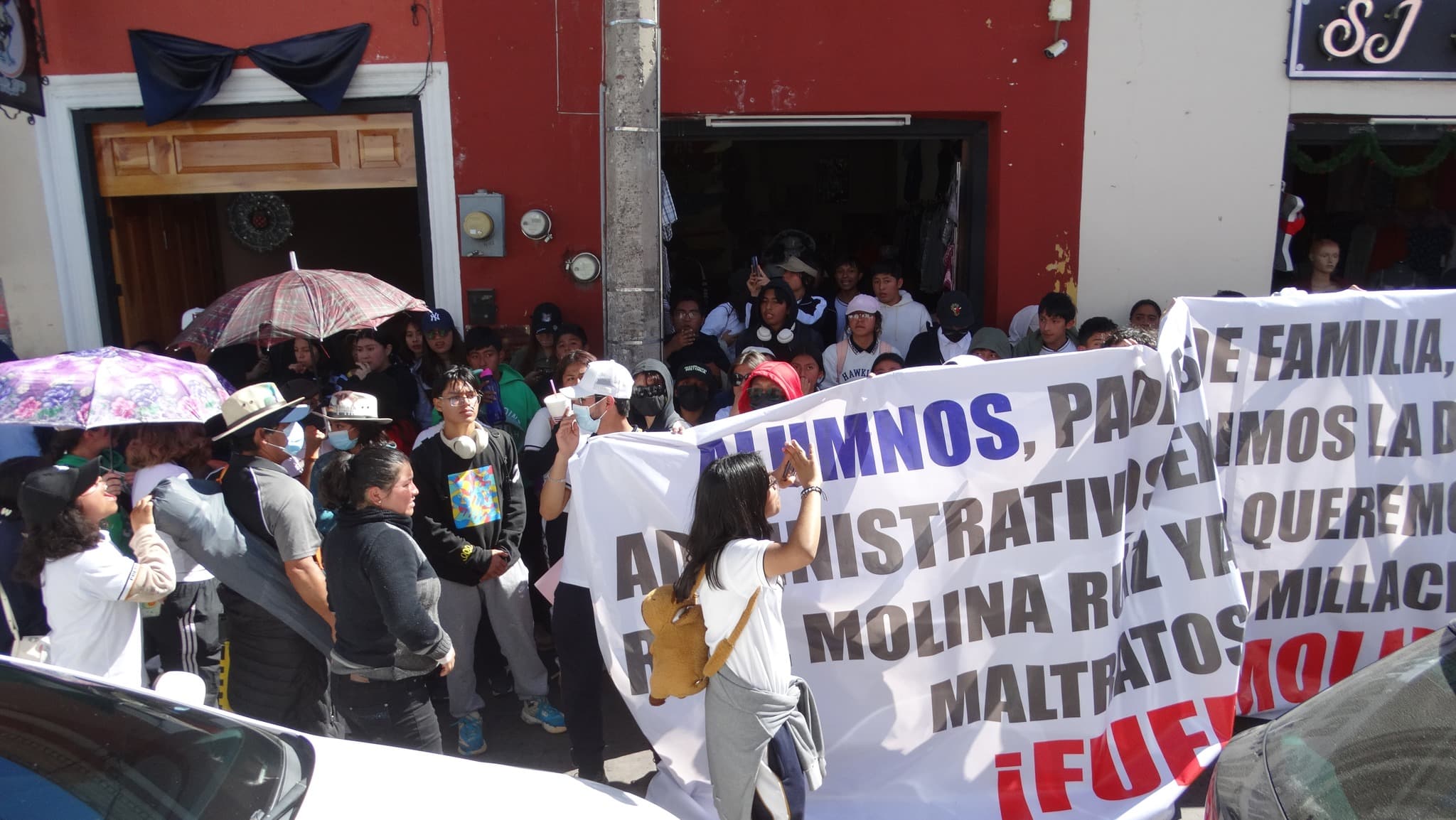 Marcha comunidad de prepa en Comitán, amenazan con “tablearlos”