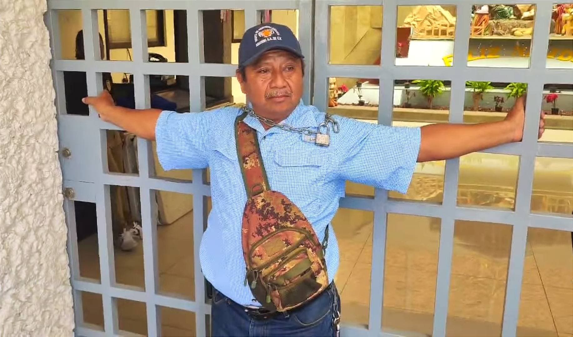 Se encadena en universidad del Carmen por incumplimiento de pago